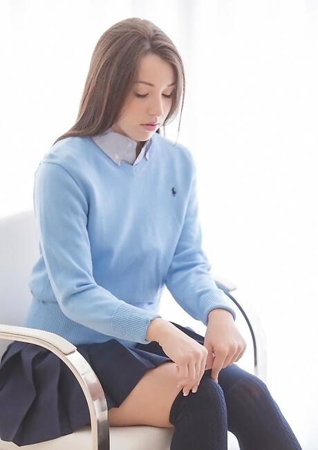 Slender american teen Lola Foxx shows her butt 